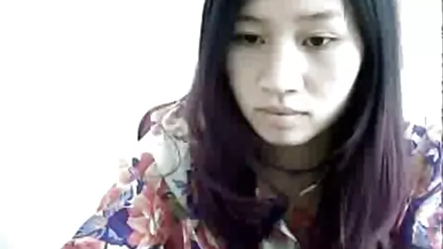 หญิงสาวที่มีผมสีเข้ม วิดีโอ โป็ Bosomy ช่วยตัวเองด้วยความสุขบนโซฟา