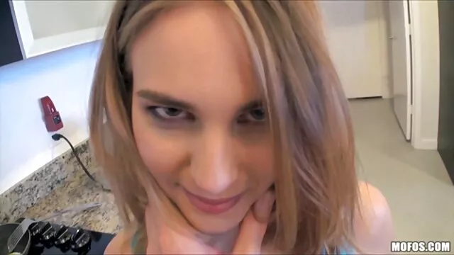 เจี๊ยบรอยสัก Staci Silverstone ดู วิดีโอ โป้ masturbates ในห้องอาบน้ำร้อน