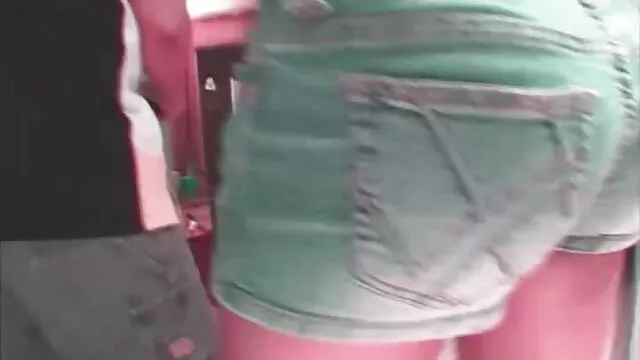 สีบลอนด์ประหลาดดูดไก่ในขณะที่ถูกจับบนกล้อง วิดีโอ เลีย หี