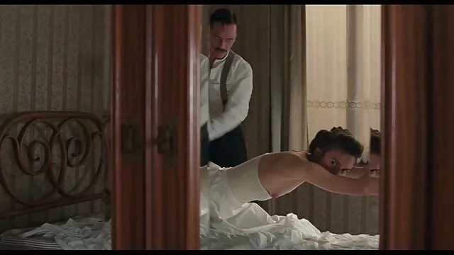 หิว wanker วิดีโอ หนัง เอก Bambi masturbates บนเคาน์เตอร์ครัว